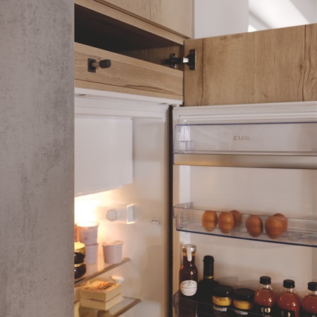 Встроенный холодильник открывается нажатием на фасад