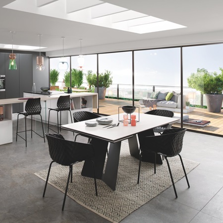 Столовая зона повторяет цвета кухонной мебели. Элегантный плюс - абсолютно одинаковые спинки стульев в обеденной и барной зонах 