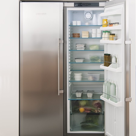 Встроенный двухдверный холодильник.