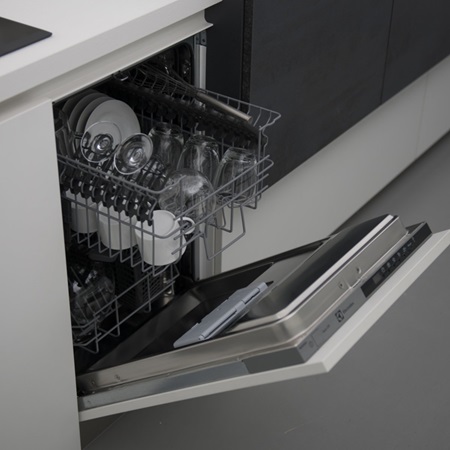 Посудомоечная машина легко откроется, благодаря встроенному профилю.