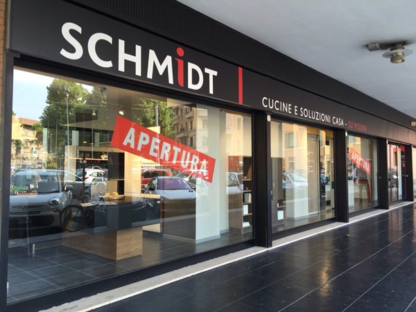 Vue de la devanture du magasin Schmidt de Bologne en Italie.
